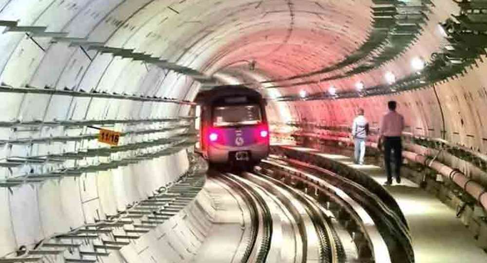 Metro reaches Howrah Maidan through the tunnel under the Ganges